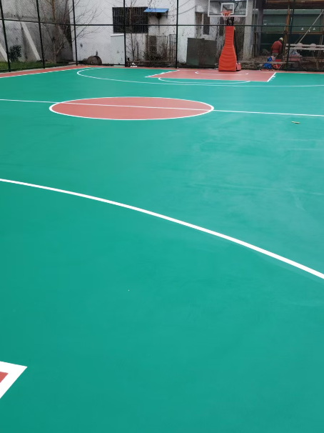 安远 球场长期使用易出现地面开裂